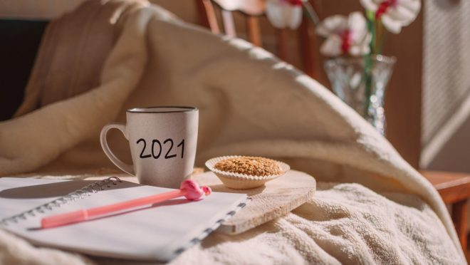 metas, renovação, 2021, café, coberta, cookie, bolo, caneta, agenda, caderno, caneca.