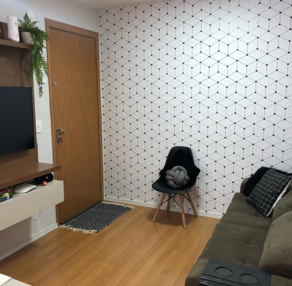Papel De Parede Geométrico Adesivo Autocolante Cubos Decor dando destaque em uma sala de estar pequena.