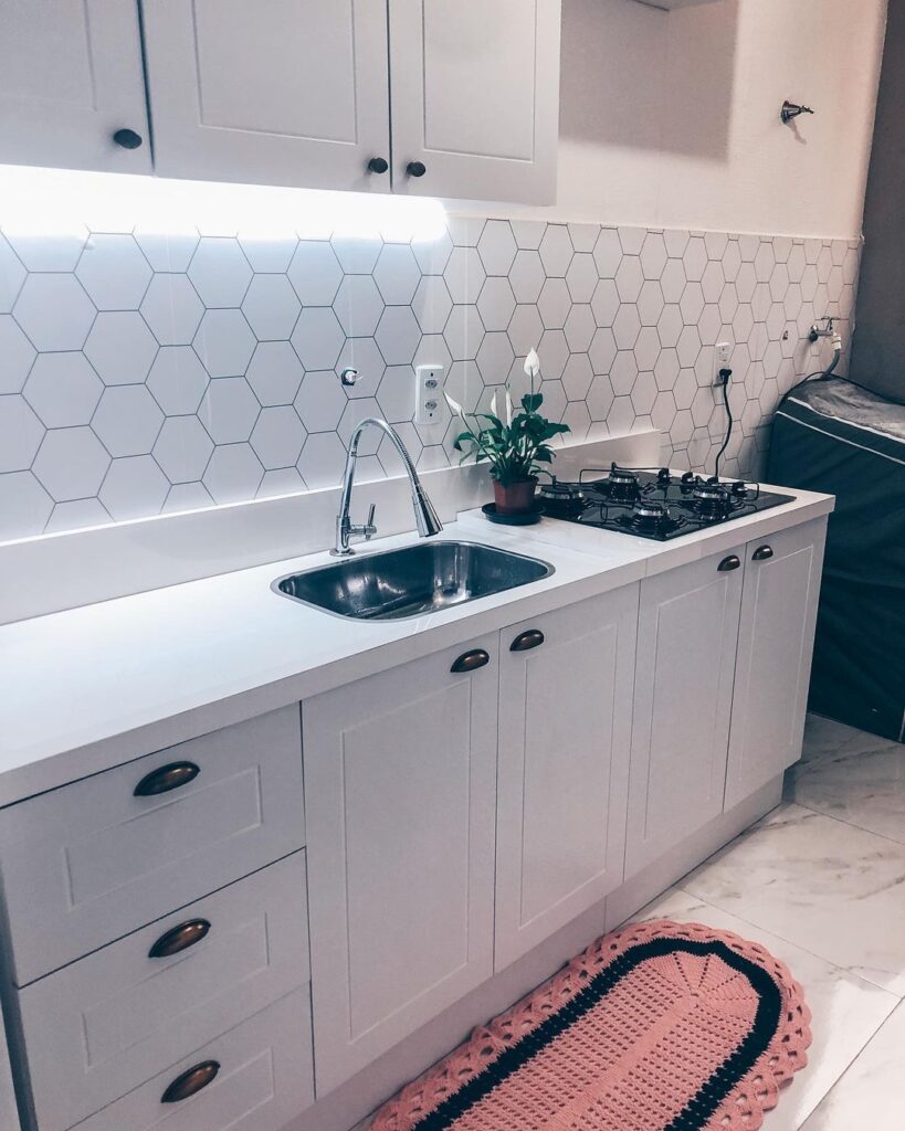 Papel De Parede Autocolante Hexágoos Colmeia deixou essa cozinha clean e linda.